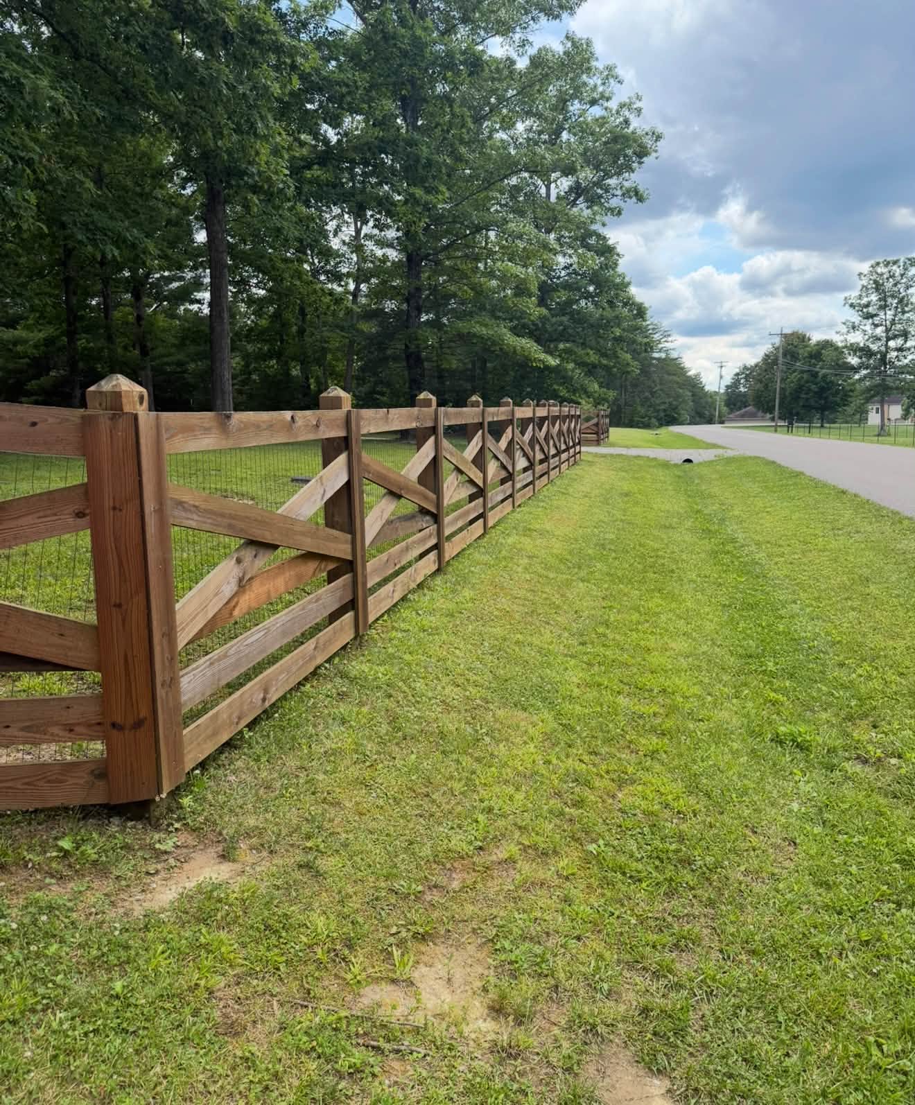 Cross-buck ranch fence built by Tennessee Fence Systems
